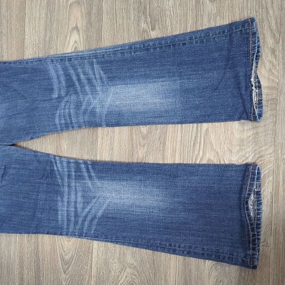 EUC Miss Me Beautiful Embroidery Emblishment Jeans - Picture 3 of 9